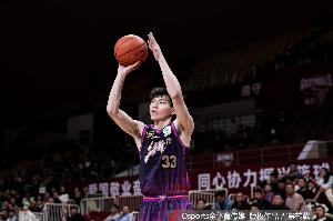 纽约篮球队主帅突发急病，球员团队协力应对的简单介绍