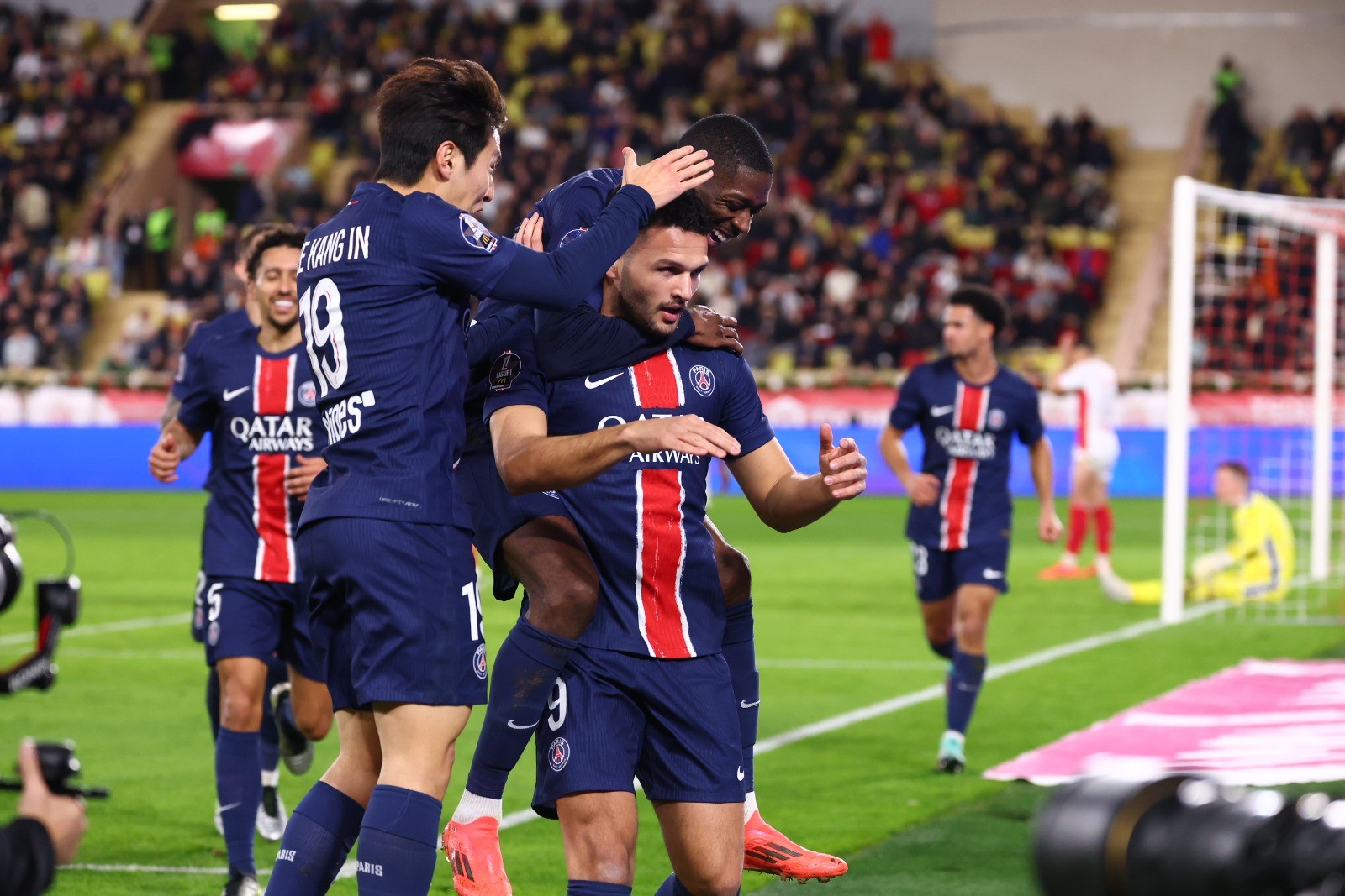 包含巴黎圣日耳曼客场战平马赛，法甲全胜战绩告终的词条