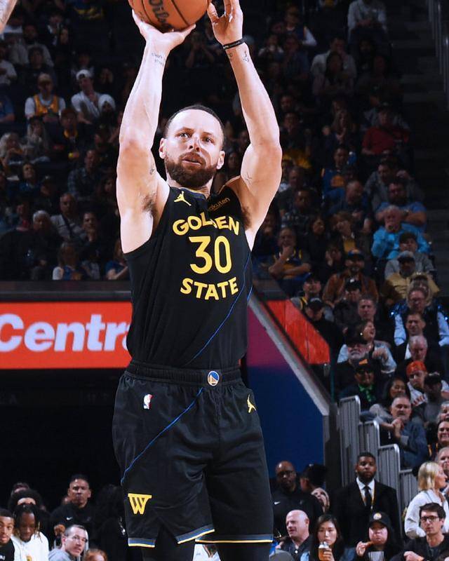 顶尖球员特写：勇士队掌控比赛打破记录连胜创历史