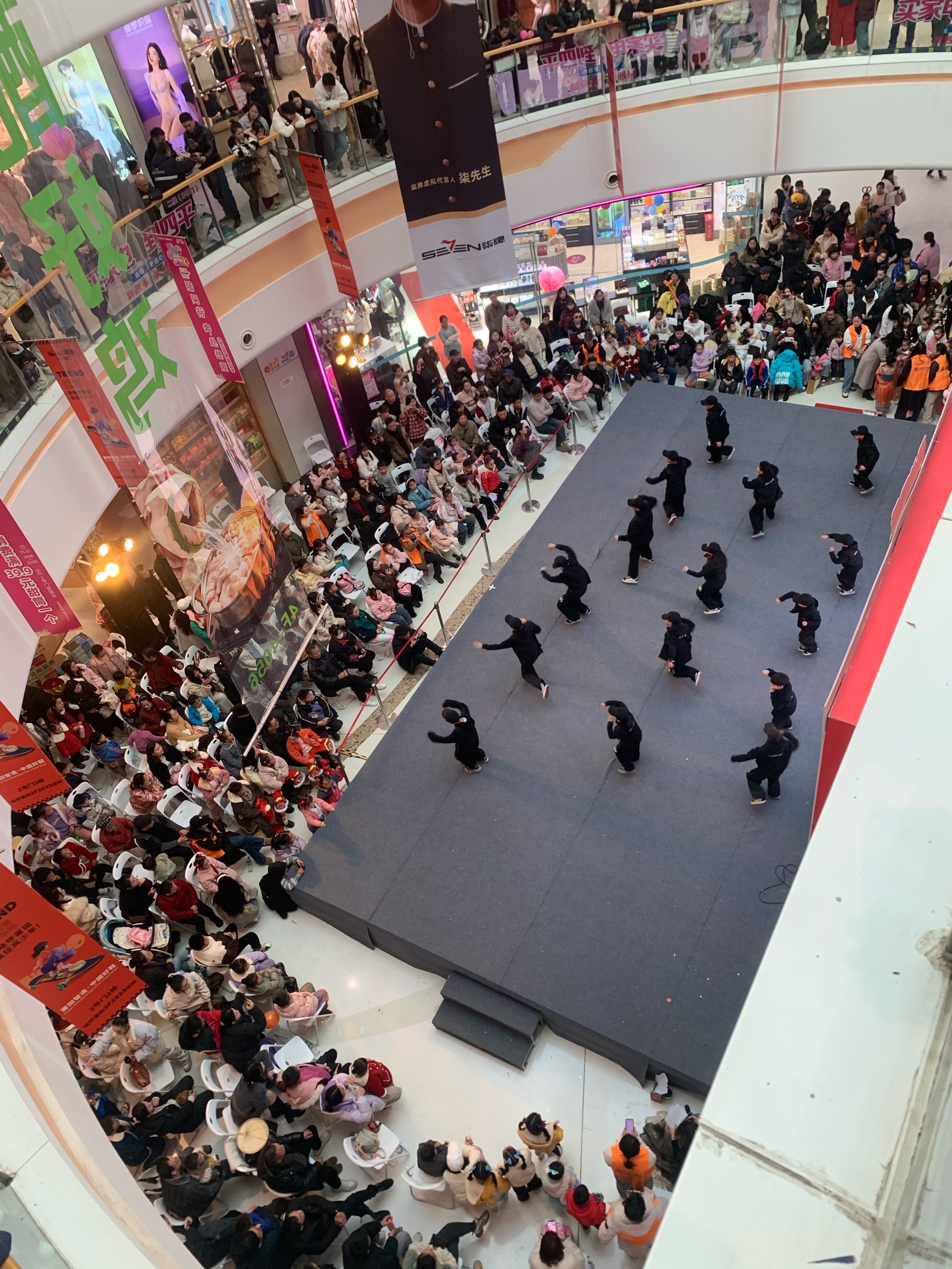 开云体育-比赛现场热闹非凡，观众如潮涌