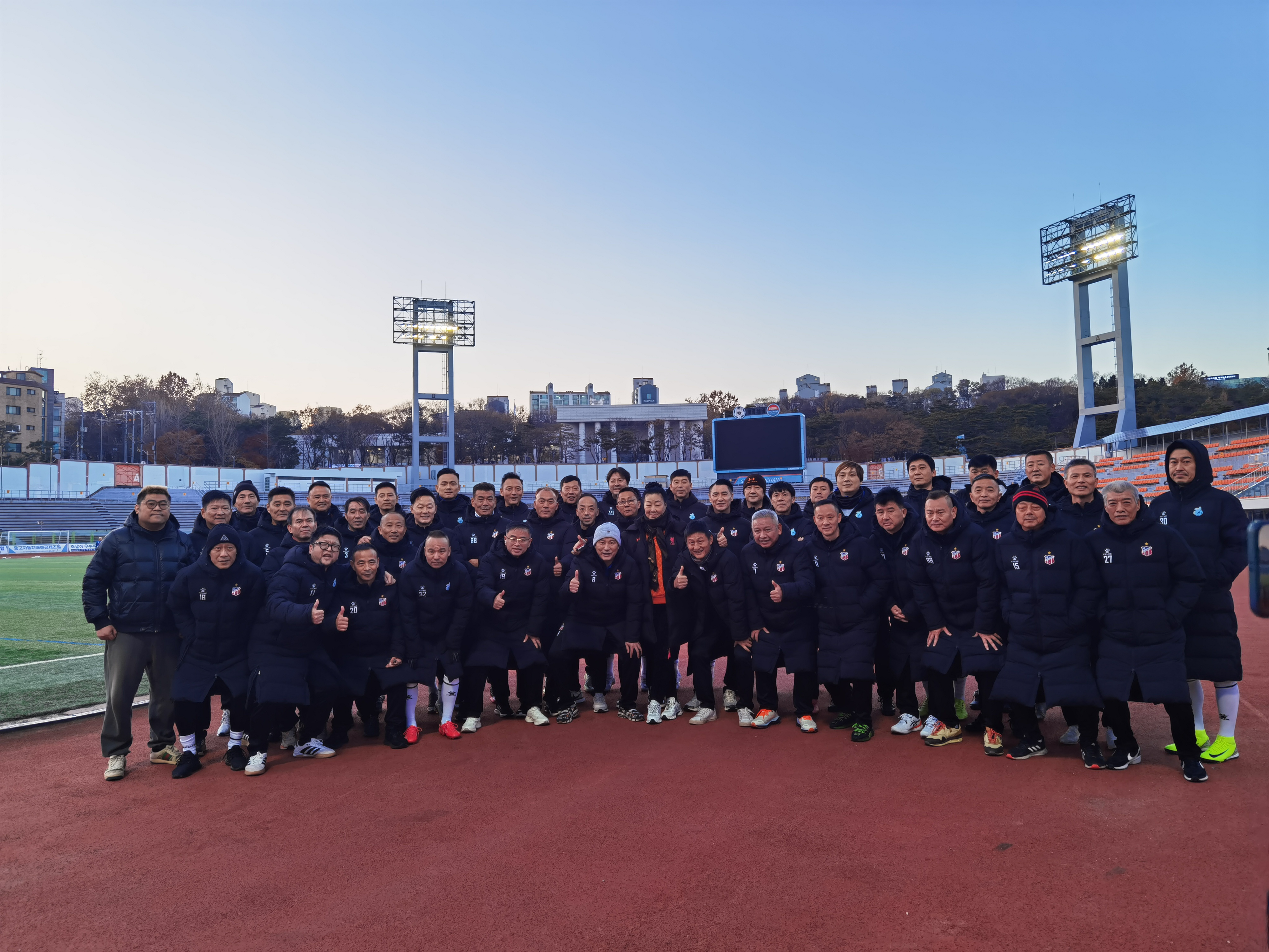 足球锦标争夺战，球队集结备战磨练的简单介绍