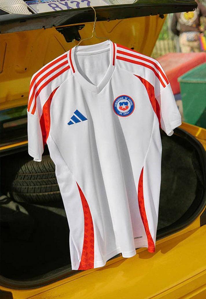 印度尼西亚足球队球员推出最新球衣款式