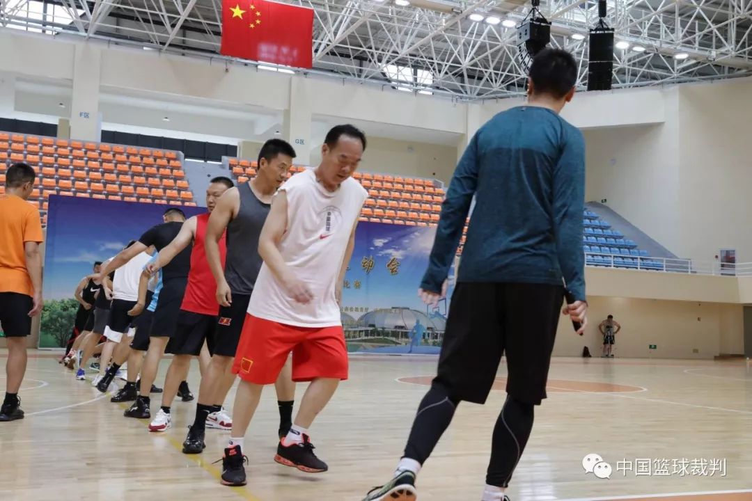 开云体育官网-体育比赛意外出现冲突裁判及时处理