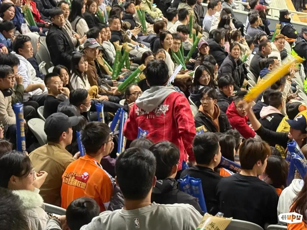 比赛现场气氛火爆，球迷热情高涨，掀起一波高潮的简单介绍