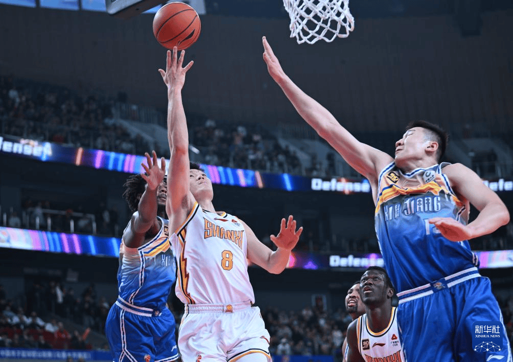 关于竞技场上鏖战，双方球员拼搏至最后一刻的信息