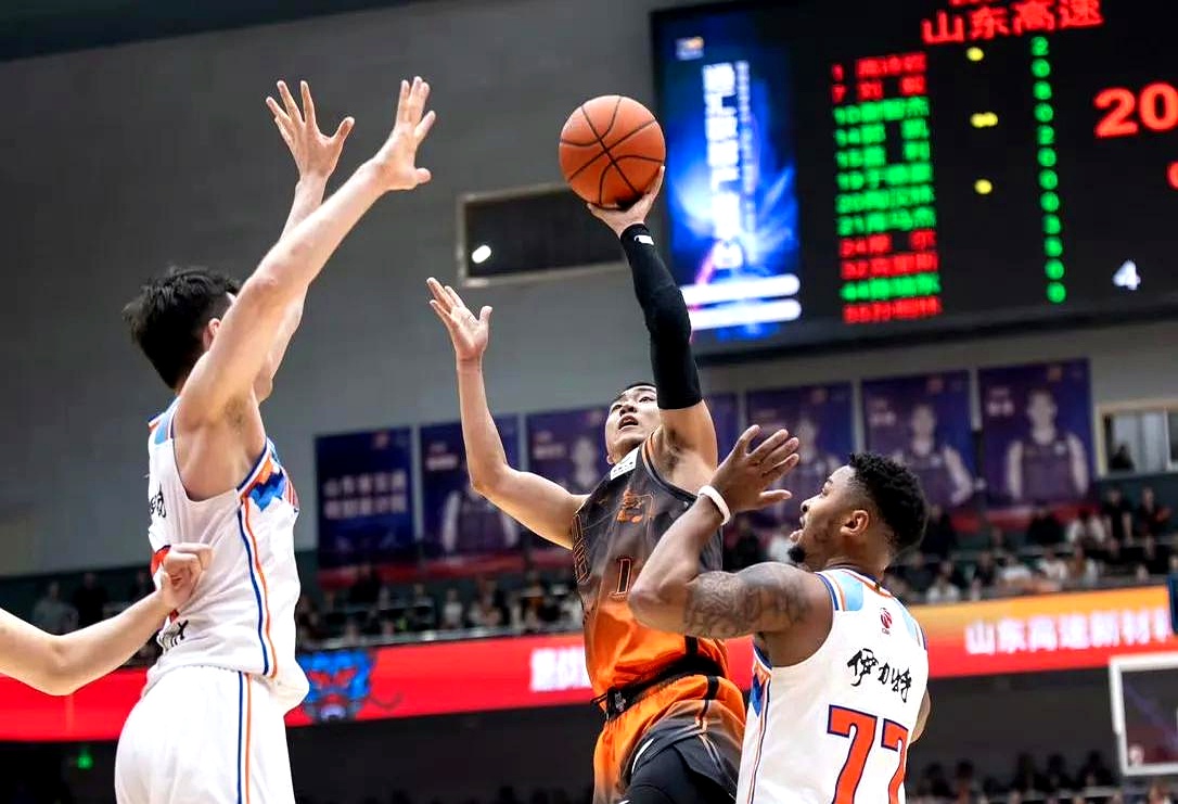 山东男篮在比赛中爆发力量，实现逆袭