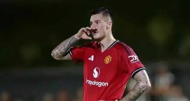 开云体育下载-曼联球员表现低迷，球迷情绪起伏不定