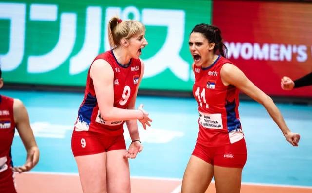 塞尔维亚女排队员团结一致夺得冠军