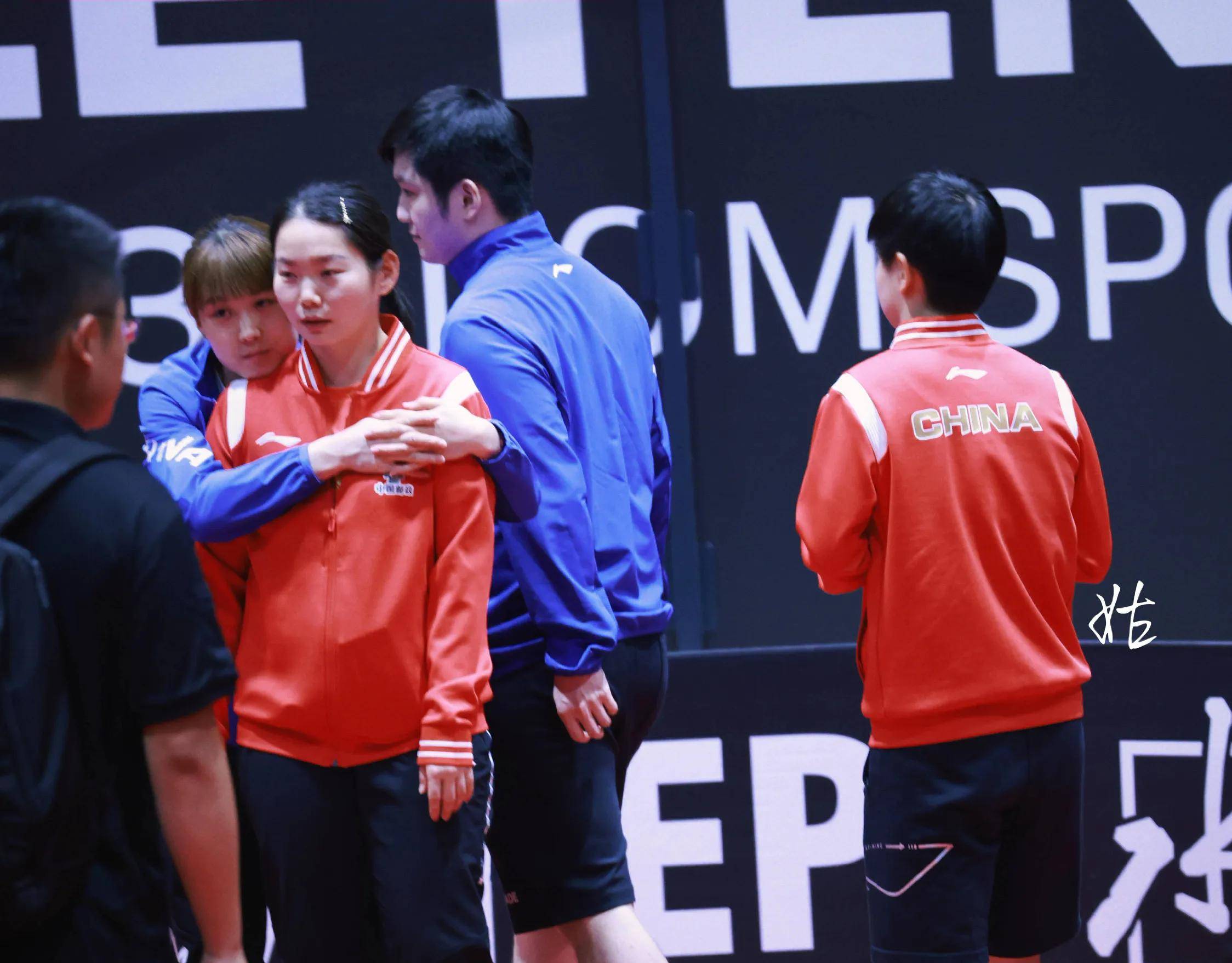 包含联赛热点话题讨论激烈，球迷观点多元的词条