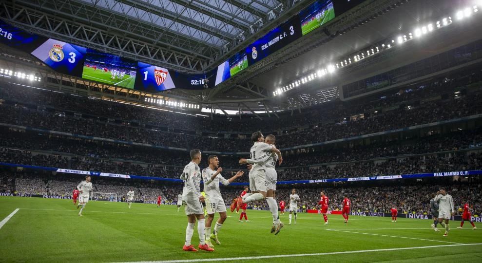 包含皇马主场大胜塞维利亚，继续领跑西甲积分榜的词条